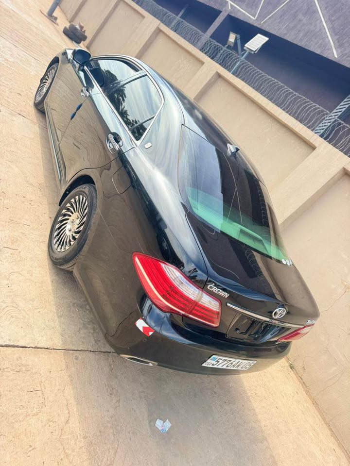 TOYOTA crown