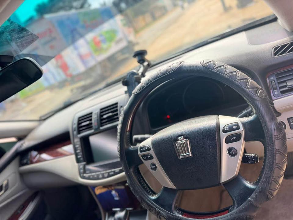 TOYOTA crown
